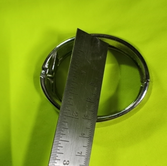 Silvertone smooth wavy hinged bracelet 2 x 2.5 i.d. - Picture 8 of 9